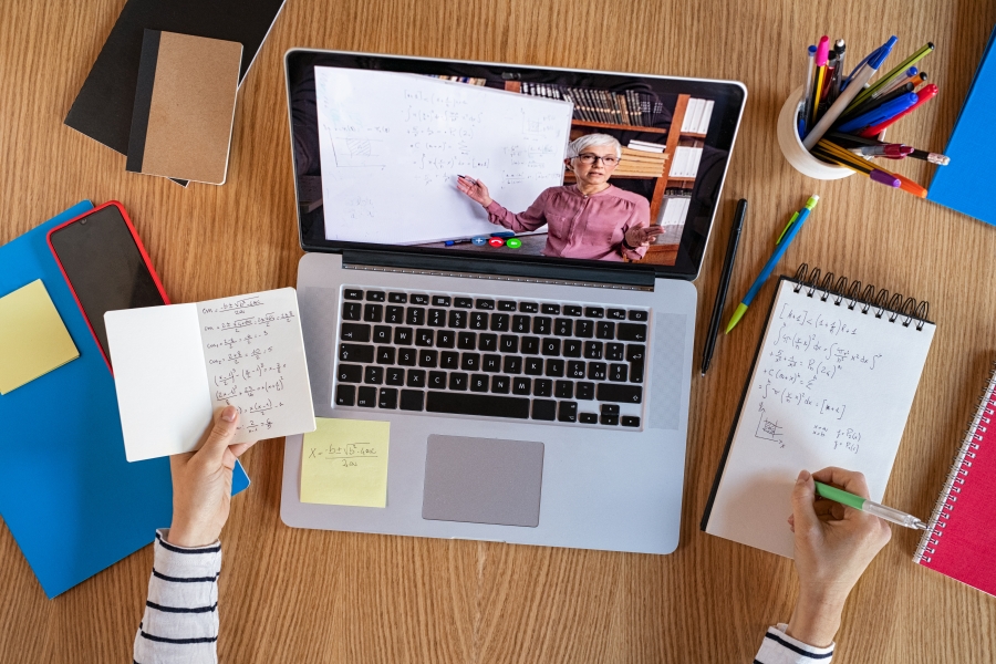 Maintien des cours à distance : un engagement continu depuis le 14 mai